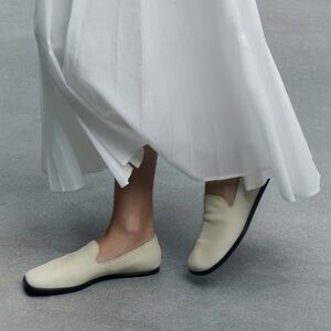 Zara Sz 8.5 Leather Flat Shoes in Ecru / Off White